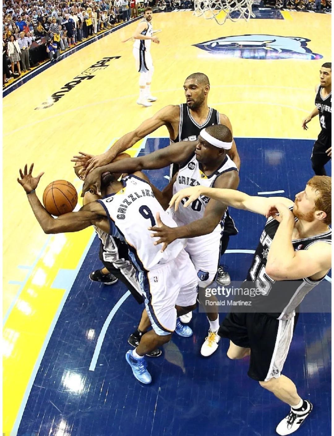 官方：英格兰名哨安东尼-泰勒将执法欧冠第4轮布鲁日vs巴萨（官宣：英格兰名裁安东尼-泰勒将执法欧冠第4轮布鲁日对阵巴萨）