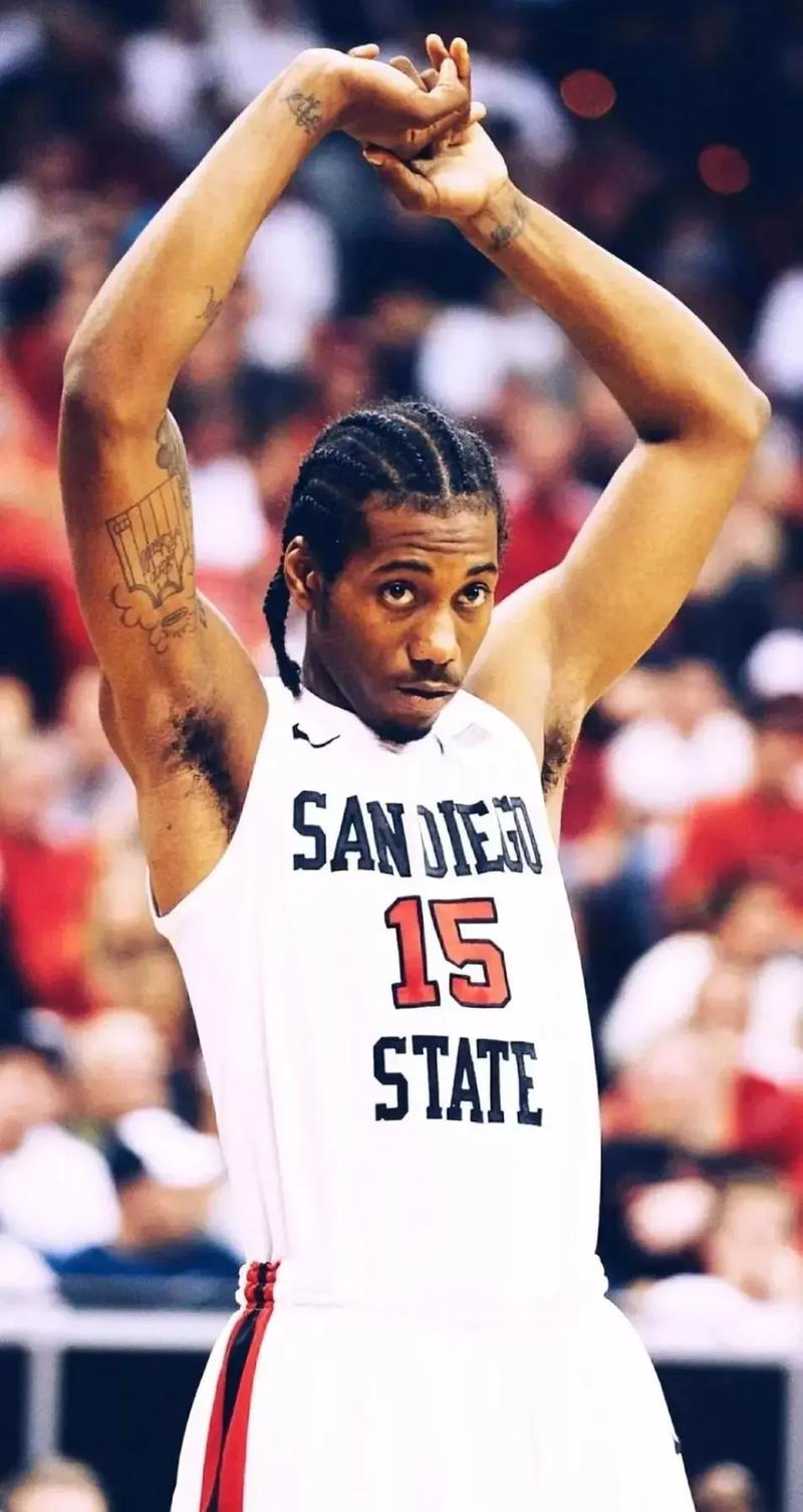 皇马在国家德比后失利，阿隆索面临下课危机，巴萨趁机领跑，西甲争冠形势严峻。（国家德比失利令皇马受挫，阿隆索帅位告急，巴萨乘势领跑，西甲争冠风云突变）