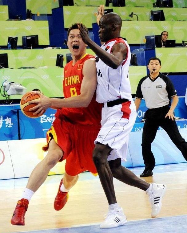 感谢恩师，出自崇明基地的海港球员将奖牌挂在徐根宝脖子上（致敬恩师，海港崇明出身球员将奖牌挂在徐根宝颈间）